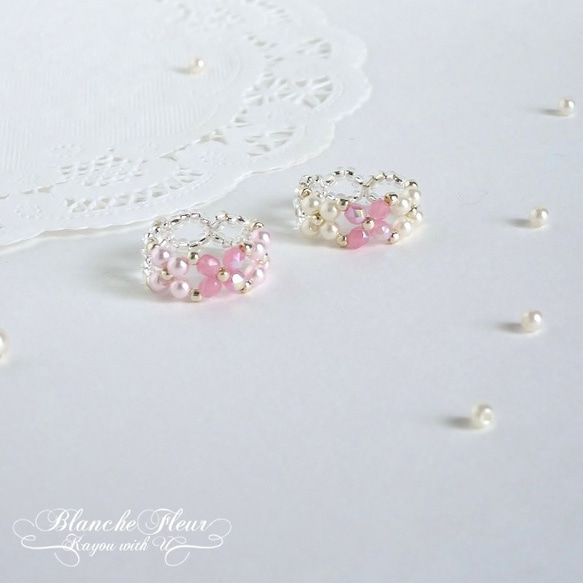 最後の1点「桜ピンク＆桜ホワイト」ミルキーピンクのチェコビーズとパールのピンキーリング・お花モチーフのビーズ編み 2枚目の画像