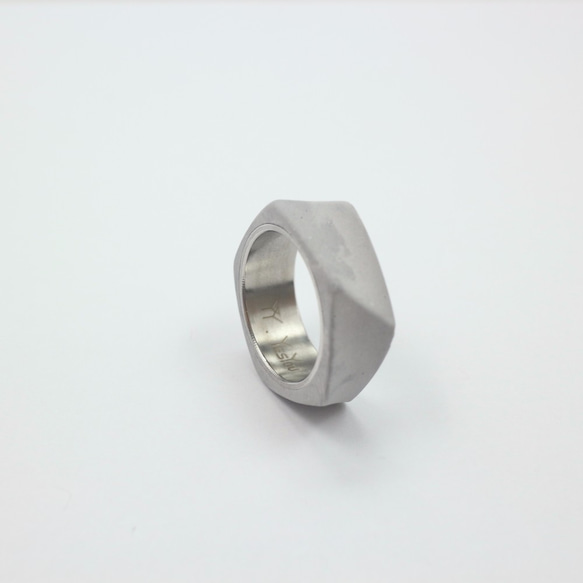 【印象】扭轉造型水泥不鏽鋼簡約戒指(原色) 第2張的照片