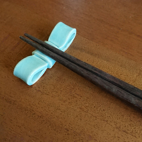 リボン 箸置き 青磁ブルー 陶器 箸・箸置き iro.to.katachi 通販