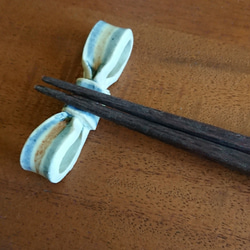 リボンの箸置き2個セット 呉須ボーダー 5枚目の画像