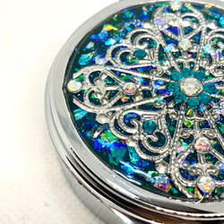 透かしパーツの鏡付きピルケースCROSS emerald mosaic 6枚目の画像