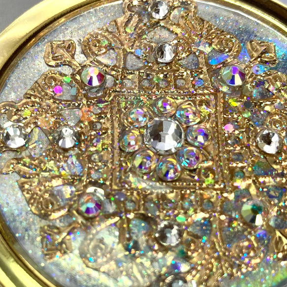 透かしパーツの鏡付きピルケースNEO II shiny gold 6枚目の画像