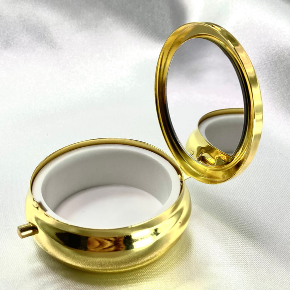 透かしパーツの鏡付きピルケースNEO II shiny gold 9枚目の画像