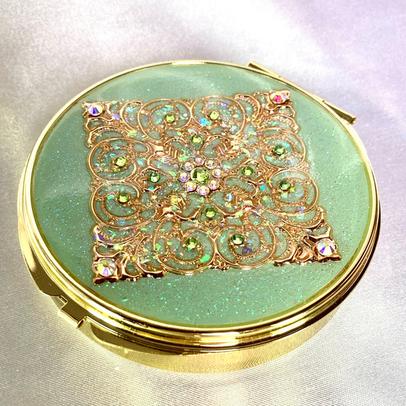 透かしパーツの鏡付きピルケースGrande pistachio green 3枚目の画像