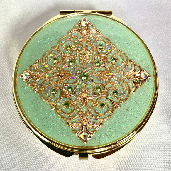 透かしパーツの鏡付きピルケースGrande pistachio green 5枚目の画像