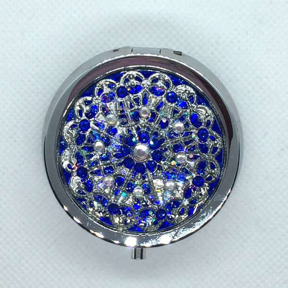 透かしパーツの鏡付きピルケース lace flower royal blue 2枚目の画像