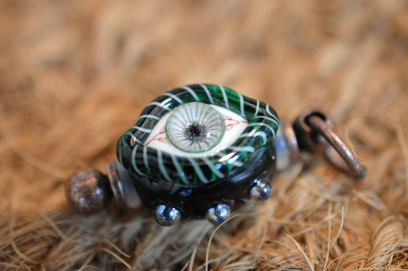 ★A2402★ 古代 (02) ガラスビーズ とんぼ玉 32個の聖眼　EYE 楽天市場】【2402】ジャワ島出土 重多色多眼貼付藍色大玉P1