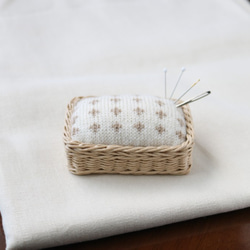 シンプルな北欧模様の毛糸のピンクッション　クロス　ブラウン　編み物用の針もOK　 2枚目の画像