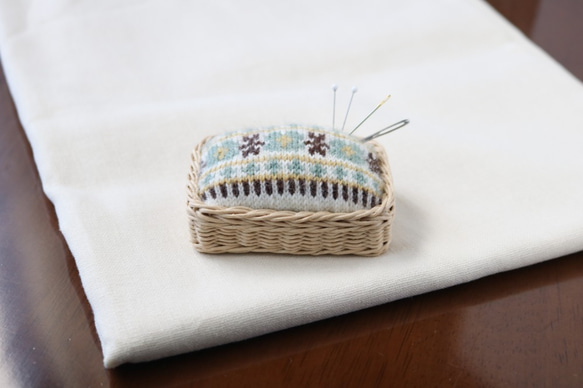北欧模様のピンクッション　レトロ　ミント　編み物用の針もOK　 2枚目の画像