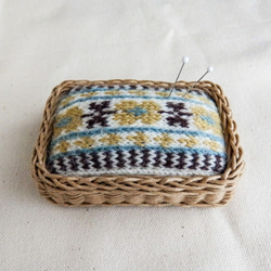 編み込み模様の毛糸のピンクッション　編み物用の針もOK　No.5 1枚目の画像