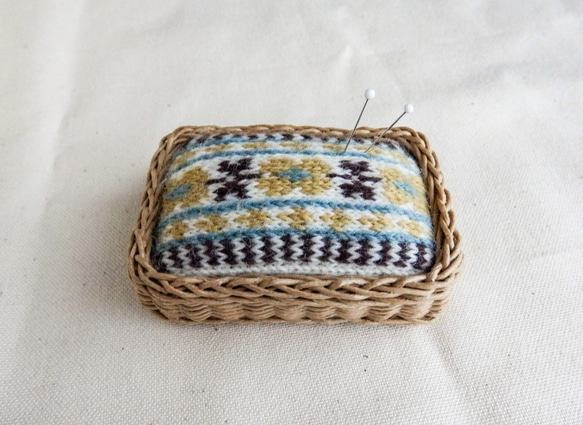 編み込み模様の毛糸のピンクッション　編み物用の針もOK　No.5 1枚目の画像