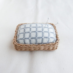 シンプルな北欧模様の毛糸のピンクッション　格子　編み物用の針もOK　 1枚目の画像