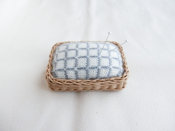 シンプルな北欧模様の毛糸のピンクッション　格子　編み物用の針もOK　 1枚目の画像