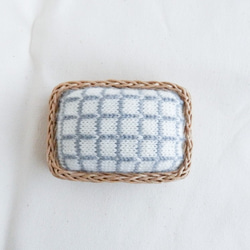 シンプルな北欧模様の毛糸のピンクッション　格子　編み物用の針もOK　 2枚目の画像