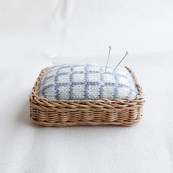 シンプルな北欧模様の毛糸のピンクッション　格子　編み物用の針もOK　 3枚目の画像