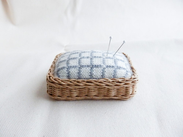 シンプルな北欧模様の毛糸のピンクッション　格子　編み物用の針もOK　 3枚目の画像