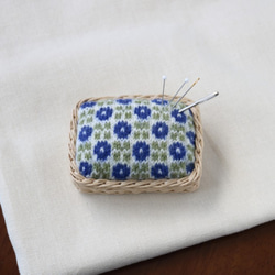 北欧模様の毛糸のピンクッション　草花　ブルー　編み物用の針もOK　 1枚目の画像