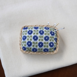 北欧模様の毛糸のピンクッション　草花　ブルー　編み物用の針もOK　 3枚目の画像