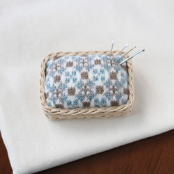 毛糸で編んだバスケットのピンクッション　タイル　編み物用の針もOK　 1枚目の画像