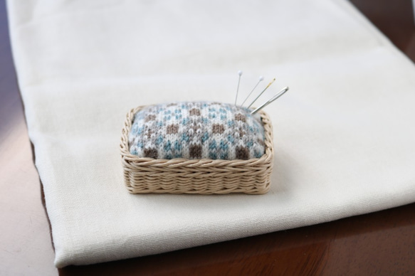 毛糸で編んだバスケットのピンクッション　タイル　編み物用の針もOK　 2枚目の画像