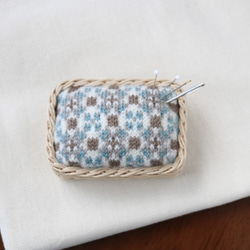 毛糸で編んだバスケットのピンクッション　タイル　編み物用の針もOK　 3枚目の画像