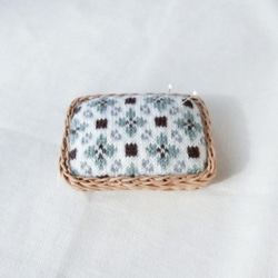 毛糸で編んだバスケットのピンクッション　編み物用の針もOK　 1枚目の画像
