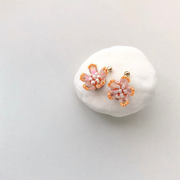 small flower (orange)ピアス・イヤリング 1枚目の画像