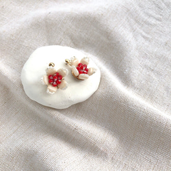 small flower (ivory×red)ピアス・イヤリング 2枚目の画像