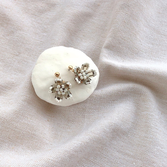 【受注制作】small flower (white×gray)ピアス・イヤリング 1枚目の画像