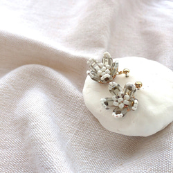 【受注制作】small flower (white×gray)ピアス・イヤリング 3枚目の画像