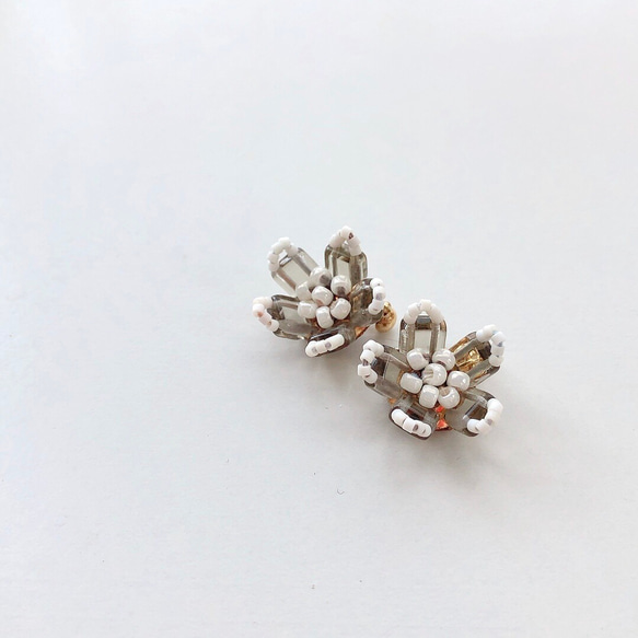 【受注制作】small flower (white×gray)ピアス・イヤリング 5枚目の画像