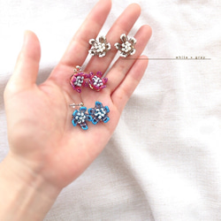 【受注制作】small flower (white×gray)ピアス・イヤリング 7枚目の画像