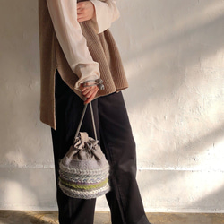 【一点物】《送料無料》毛糸の手織り(gray) 巾着バッグ 2枚目の画像