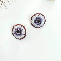 手刺繍の耳飾り（白✖️紫アネモネのページ）ピアスに変更可能　ビーズ　刺繍　白✖️紫　金属アレルギー対応　アネモネ 2枚目の画像