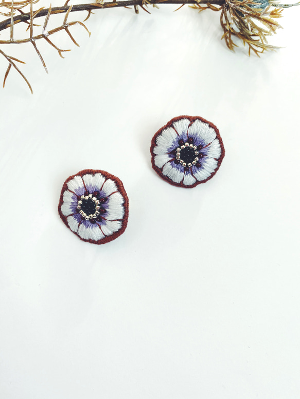 手刺繍の耳飾り（白✖️紫アネモネのページ）ピアスに変更可能　ビーズ　刺繍　白✖️紫　金属アレルギー対応　アネモネ 2枚目の画像