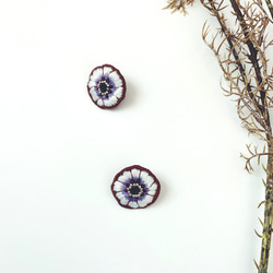 手刺繍の耳飾り（白✖️紫アネモネのページ）ピアスに変更可能　ビーズ　刺繍　白✖️紫　金属アレルギー対応　アネモネ 3枚目の画像
