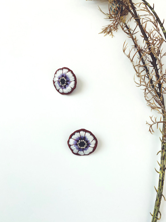手刺繍の耳飾り（白✖️紫アネモネのページ）ピアスに変更可能　ビーズ　刺繍　白✖️紫　金属アレルギー対応　アネモネ 3枚目の画像