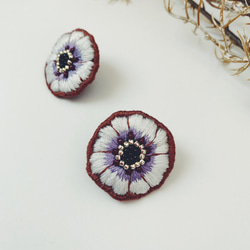 手刺繍の耳飾り（白✖️紫アネモネのページ）ピアスに変更可能　ビーズ　刺繍　白✖️紫　金属アレルギー対応　アネモネ 4枚目の画像