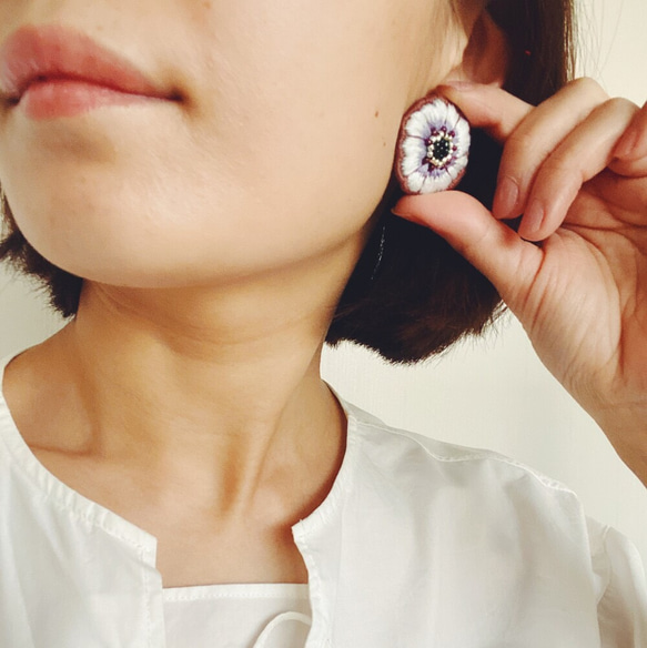 手刺繍の耳飾り（白✖️紫アネモネのページ）ピアスに変更可能　ビーズ　刺繍　白✖️紫　金属アレルギー対応　アネモネ 7枚目の画像