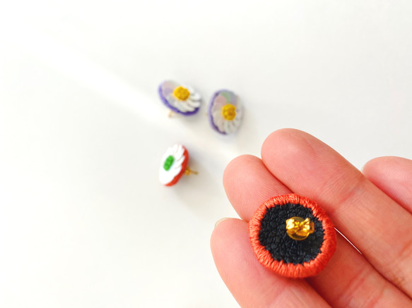 【2ペアセット】カモミールの刺繍ピアス（オレンジ＋パープル）手刺繍/金属アレルギー対応/花/紫/スパンコール 3枚目の画像