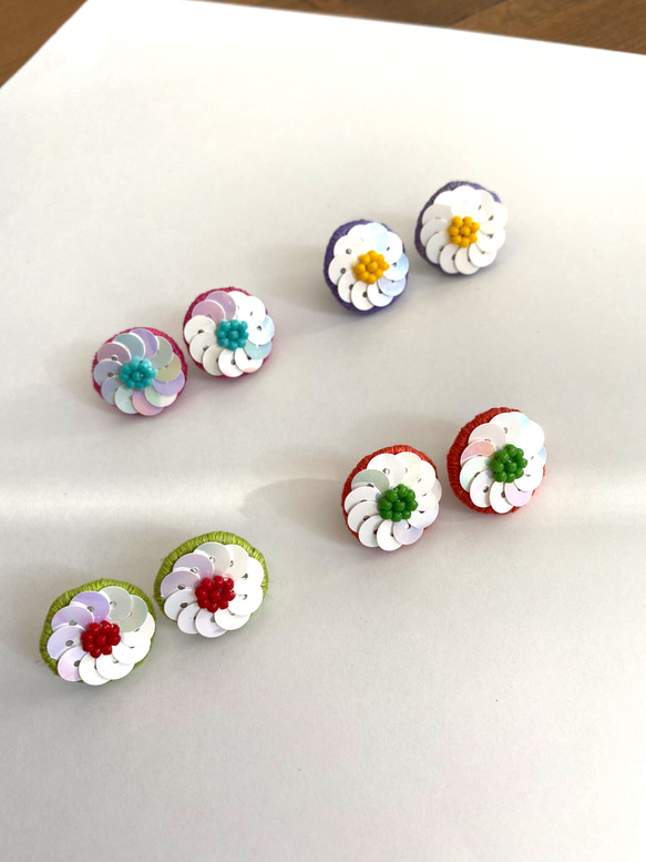 【2ペアセット】カモミールの刺繍ピアス（オレンジ＋パープル）手刺繍/金属アレルギー対応/花/紫/スパンコール 7枚目の画像