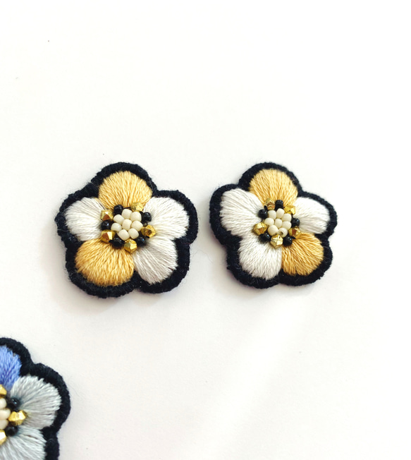 お花の手刺繍耳飾り（ライトゴールド）刺繍/金属アレルギー対応/ピアスに変更可能 1枚目の画像