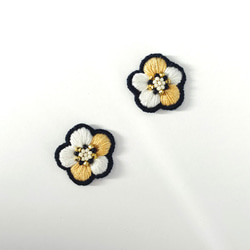 お花の手刺繍耳飾り（ライトゴールド）刺繍/金属アレルギー対応/ピアスに変更可能 2枚目の画像