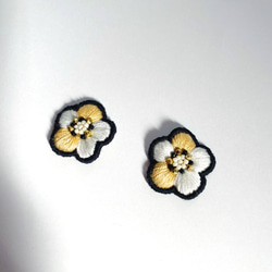お花の手刺繍耳飾り（ライトゴールド）刺繍/金属アレルギー対応/ピアスに変更可能 3枚目の画像