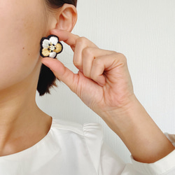 お花の手刺繍耳飾り（ライトゴールド）刺繍/金属アレルギー対応/ピアスに変更可能 5枚目の画像