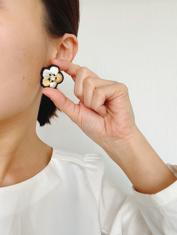 お花の手刺繍耳飾り（ライトゴールド）刺繍/金属アレルギー対応/ピアスに変更可能 5枚目の画像