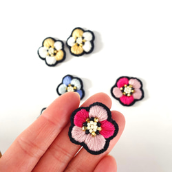 お花の手刺繍耳飾り（ピンク）刺繍/金属アレルギー対応/ピアスに変更可能 1枚目の画像
