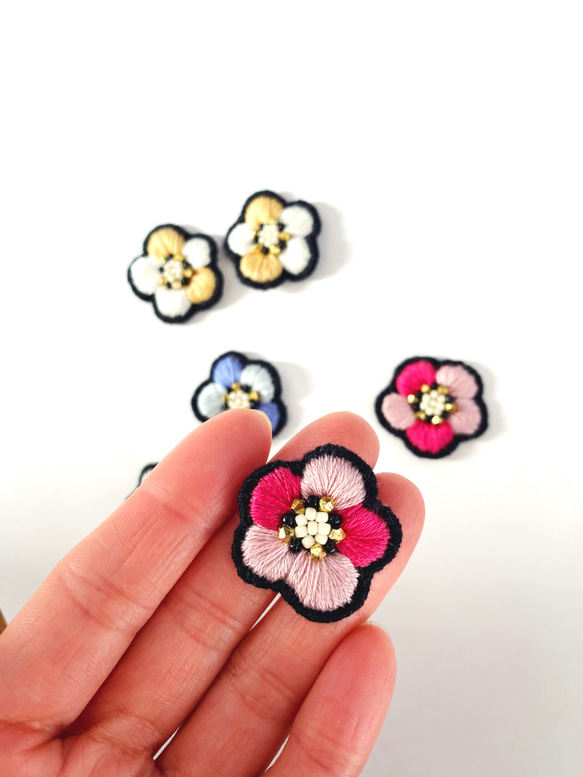 お花の手刺繍耳飾り（ピンク）刺繍/金属アレルギー対応/ピアスに変更可能 1枚目の画像