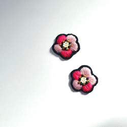 お花の手刺繍耳飾り（ピンク）刺繍/金属アレルギー対応/ピアスに変更可能 2枚目の画像