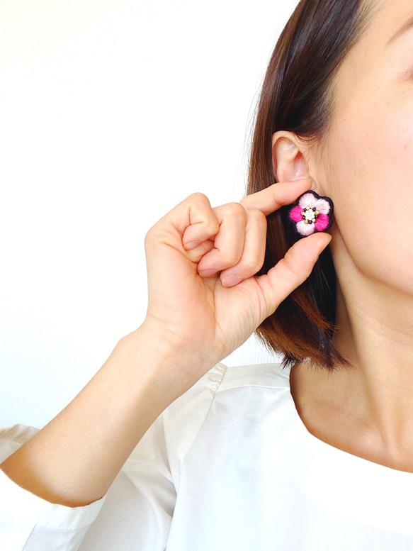 お花の手刺繍耳飾り（ピンク）刺繍/金属アレルギー対応/ピアスに変更可能 4枚目の画像